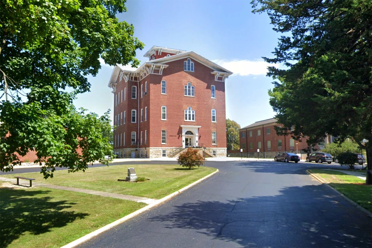 illinois-university-hall-lincoln-college.jpg