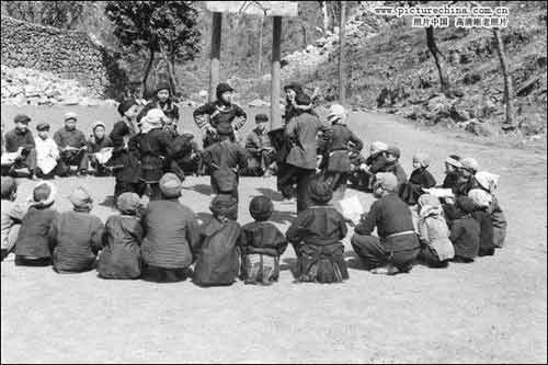 9_1955年，广西壮族自治区的一个民族小学的学生在做游戏.jpg