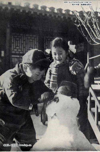 1_50年代：春节大雪后，孩子在院里堆雪人_jpg_thumb.jpg